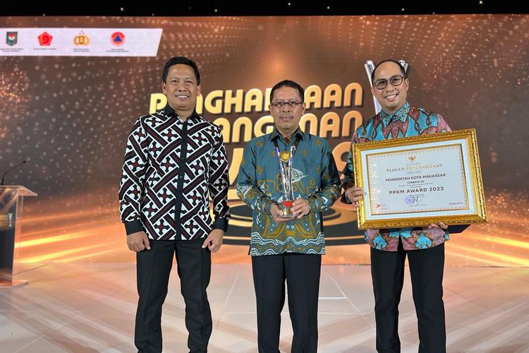 Pemerintah Kota (Pemkot) Makassar berhasil meraih penghargaan terbaik III pada kategori pengendalian pandemi Covid-19 untuk wilayah Sulawesi pada acara PPKM Award 2023, di Gedung Dhanapala Kementerian Keuangan, Jakarta, Senin (20/3/2023). 