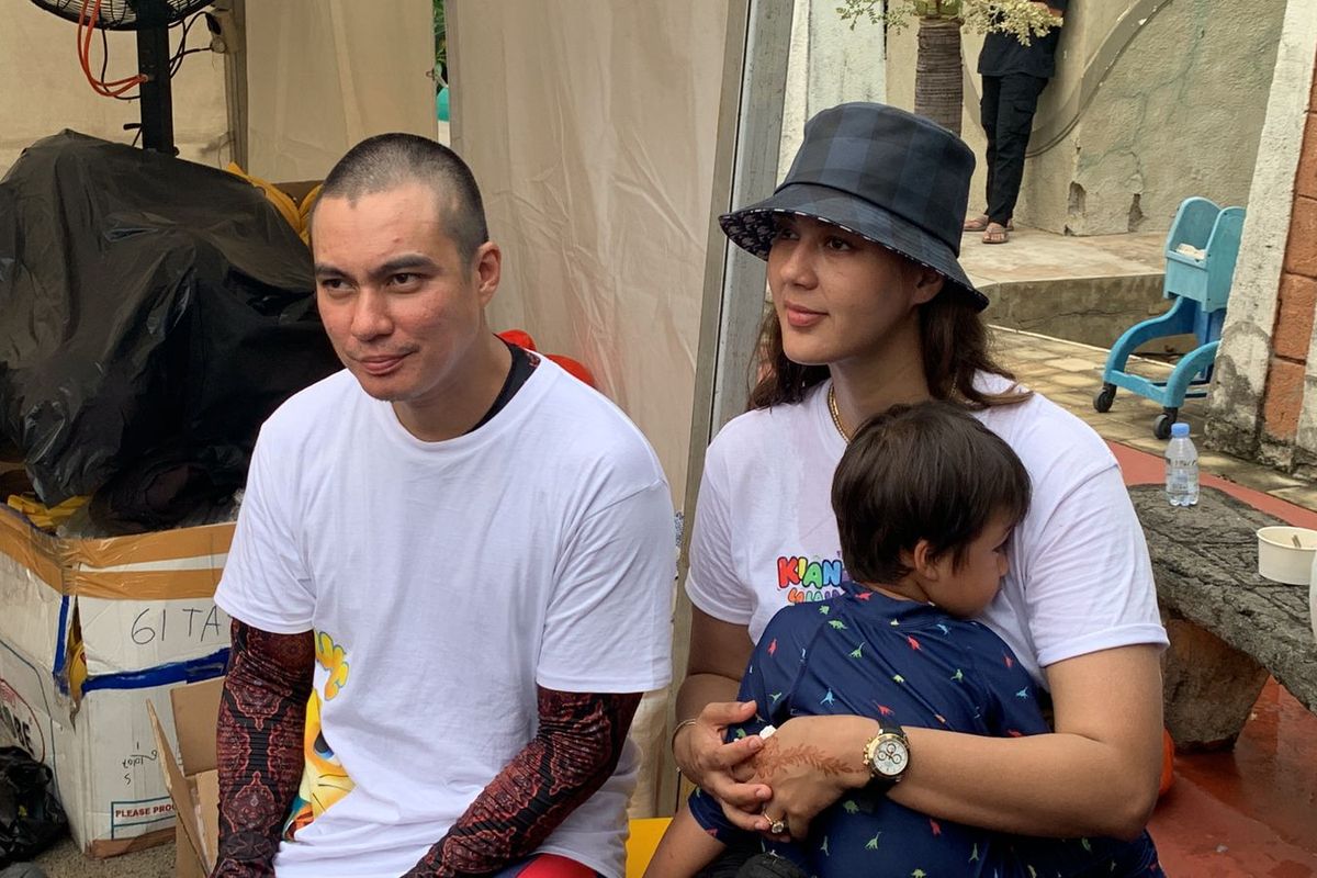 Baim Wong dan Paula Verhoeven saat ditemui di acara launching usaha sate Maranggi Tapak Sakti di kawasan Ancol, Jakarta Utara, Jumat (1/4/2022). 