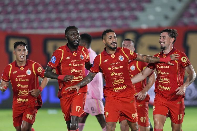Penyerang Persija Jakarta, Maxwell Souza, merayakan gol pada pertandingan Super League 2025-2026 Persija vs PSBS Biak bergulir di Stadion Manahan, Solo, pada Jumat (31/10/2025).