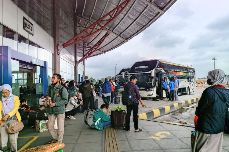 Masyarakat yang hendak berangkat ke kota tujuan di Terminal Pulo Gebang, Jakarta Timur, Jumat (30/12/2022).
