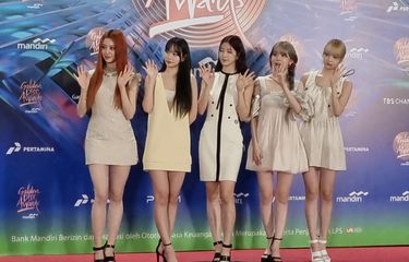 Girl group LE SSERAFIM saat berpose di sesi red carpet Golden Disc Awards 2024 di Jakarta International Stadium (JIS), Sabtu (6/1/2024).