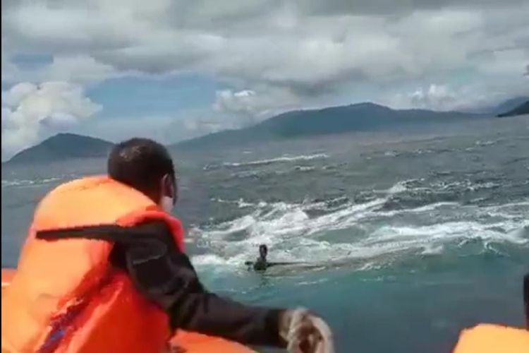 Tim SAR menyelamatkan nelayan yang terjebak pusaran laut di NTT