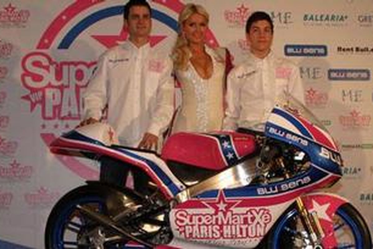 Paris Hilton (tengah), saat peluncuran motor tim SuperMartxe VIP, yang tahun depan akan tampil di kelas 125 cc.