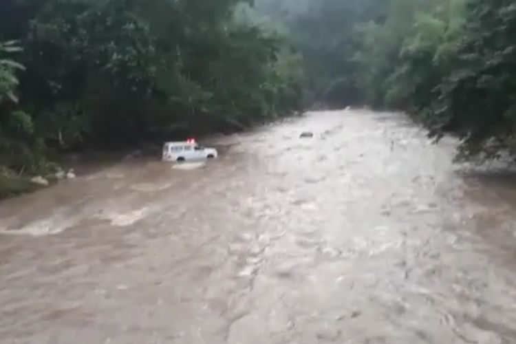 Foto: Tangkapan layar saat mobil ambulans sedang berusaha melintasi sungai Nangapanda, Desa Sanggarhorho, Kecamatan Nangapanda, Kabupaten Ende pada Rabu (18/5/2022)