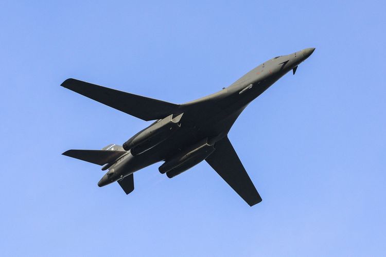 Pesawat pengebom B-1B Amerika Serikat saat terbang dari Pangkalan Udara Dyess di Pasadena, California, 2 Januari 2023.
