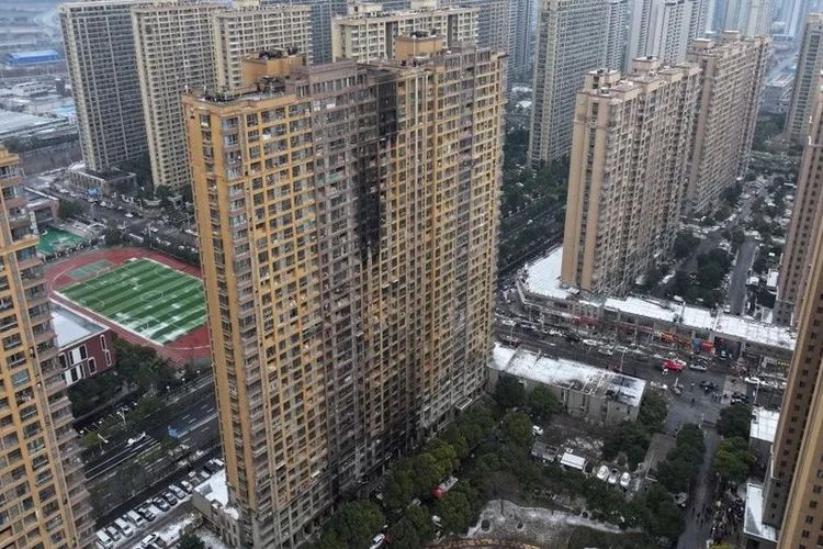 Kebakaran di sebuah gedung apartemen di China pada Jumat (23/2/2024) pagi.