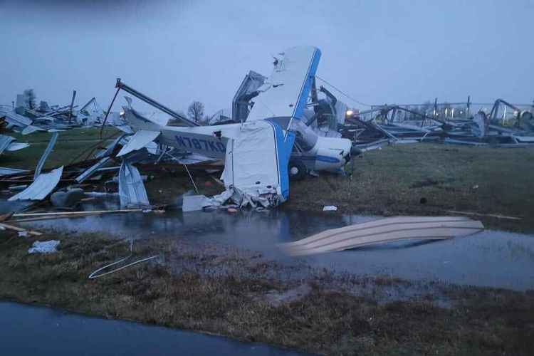 Sebuah pesawat hancur di bandara Danville-Boyle county, negara bagian Kentucky, Amerika Serikat, yang rusak parah akibat diterjang tornado, Sabtu dini hari (11/12/2021). Sebanyak tiga hanggar juga rusak akibat bencana ini.