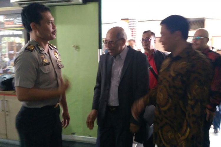 Fungsionaris PDIP Bali saat melaporkan Waketum Gerindra ke Mapolda Bali, Minggu (6/8/2017)