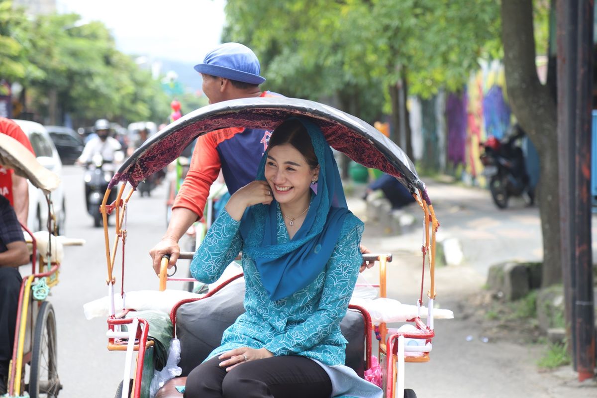 Ketua Tim Penggerak Pembinaan Kesejahteraan Keluarga (TP-PKK) Kabupaten Trenggalek Novita Hardini menaiki becak usai meninjau Pasar Pon Trenggalek dalam rangka menjelang Hari Raya Idul Fitri 2023.