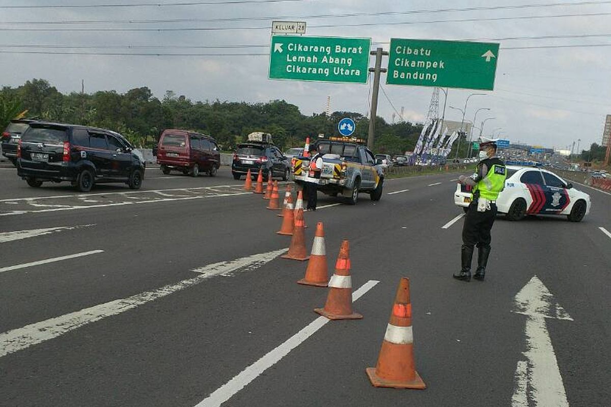 Situasi contra flow di ruas tol Jakarta-Cikampek, Minggu (25/6/2017) sore.