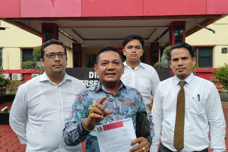 Olsen Lumbantobing saat membuat laporan penipuan yang dialami kliennya, dalam kasus jual beli kopi sebesar Rp 12 Miliar di Mapolda Sumut, Sabtu (28/6/2025)   