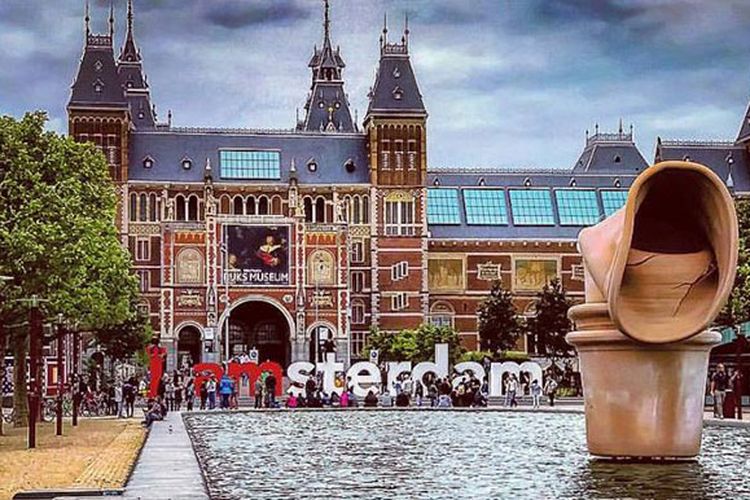 Huruf raksasa I Amsterdam terletak di Hobbemastraat 19. Ikon kota ini kerap menjadi serbuan wisatawan di Belanda untuk berfoto dan sempat menjadi tren topik di media sosial.  