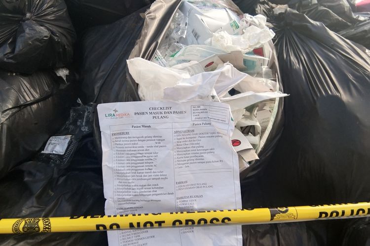 Tumpukan sampah diduga limbah medis di pinggir persawahan di Kelurahan Palumbonsari, Kecamatan Karawang Barat, Kabupaten Karawang, Kamis (3/2/2020).