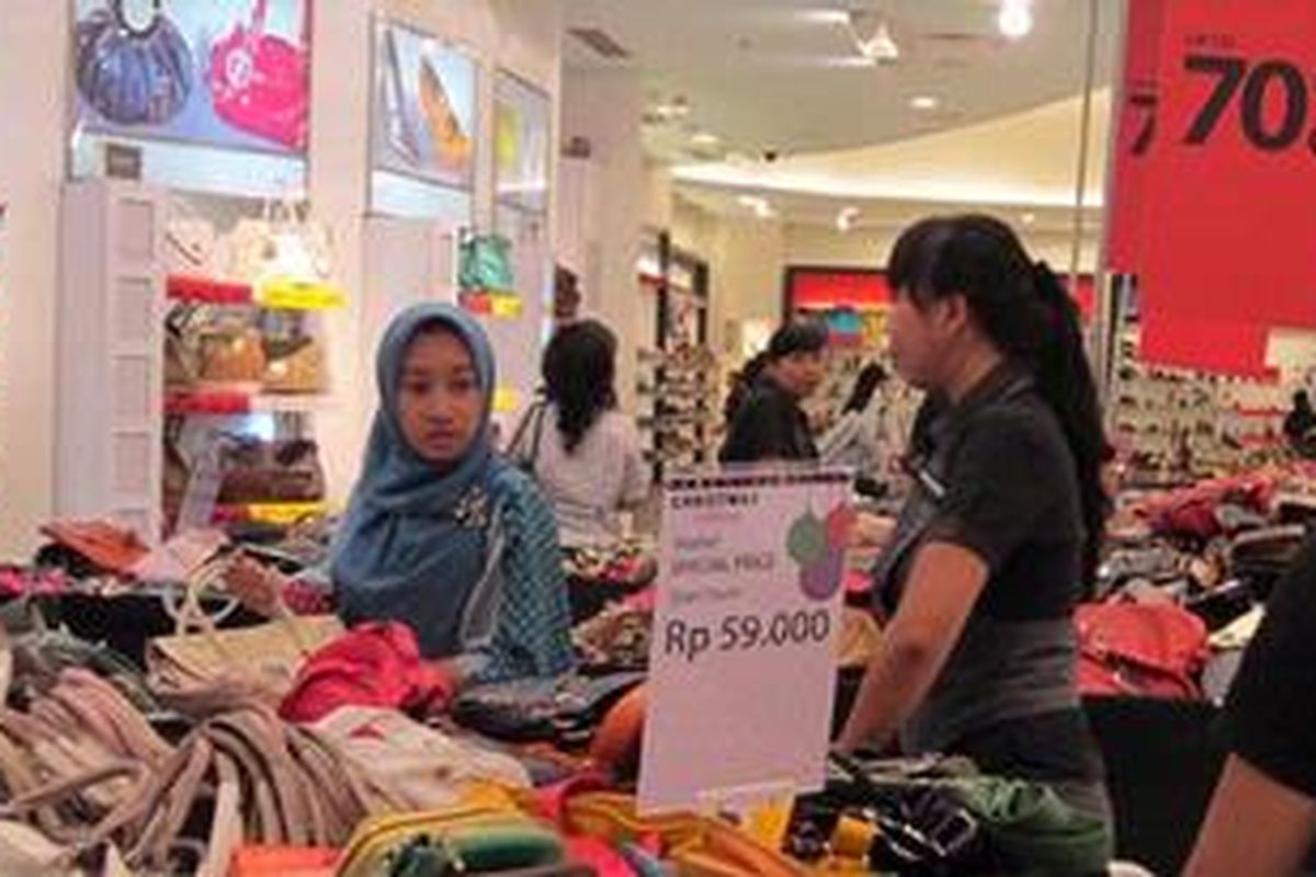 Senayan City menggelar morning shopping, Sabtu, 17 Desember 2011 mulai pukul 08:00 dengan diskon mencapai 70 persen.