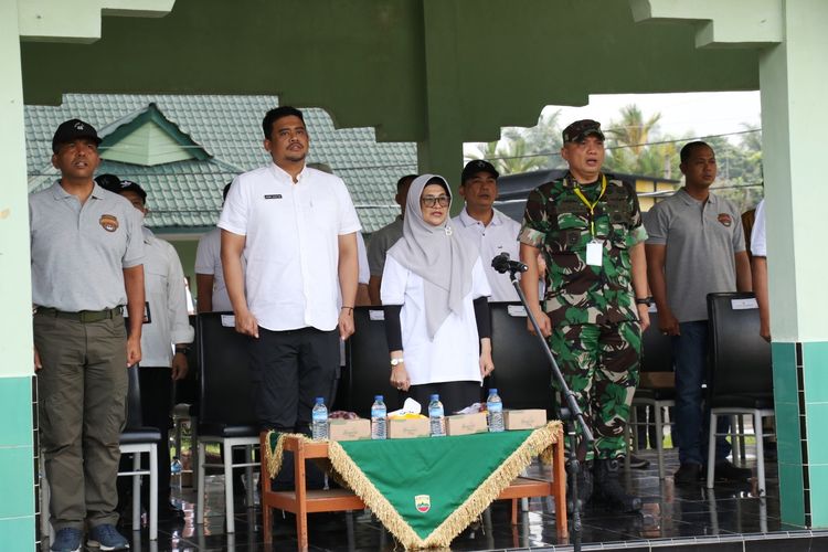 Wali Kota Pematang Siantar, Susanti Dewayani menyampaikan sambutannya pada acara pembukaan pertandingan sepak bola persahabatan Apeksi di Lapangan Rindam I/Bukit Barisan, Jalan Argasari Kelurahan Setia Negara, Kecamatan Siantar Sitalasari, Jumat (13/10/2023).