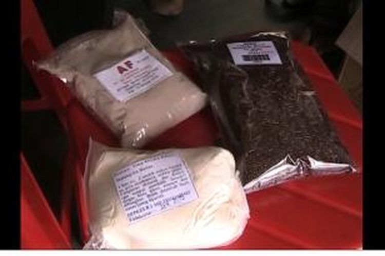Beberapa jenis produk pangan kemas ulang yang ditemukan Balai Pengawasan Obat dan Makanan (BPOM) Gorontalo dalam inspeksi mendadak ke toko-toko swalayan dan pasar tradisional jelang Idul Fitri 1434 Hijriah.