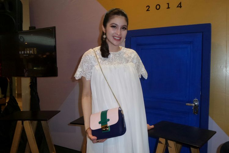 Pembawa acara yang juga model Sandra Dewi dalam peluncuran Rounn x Sandra Dewi di Grand Indonesia, Tanah Abang, Jakarta Pusat, Senin ( 23/10/2017).