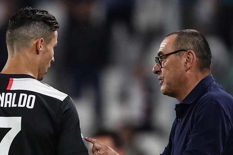 Maurizio Sarri memberi instruksi kepada Cristiano Ronaldo pada laga Juventus vs Hellas Verona di Stadion Allianz, 21 September 2019. 