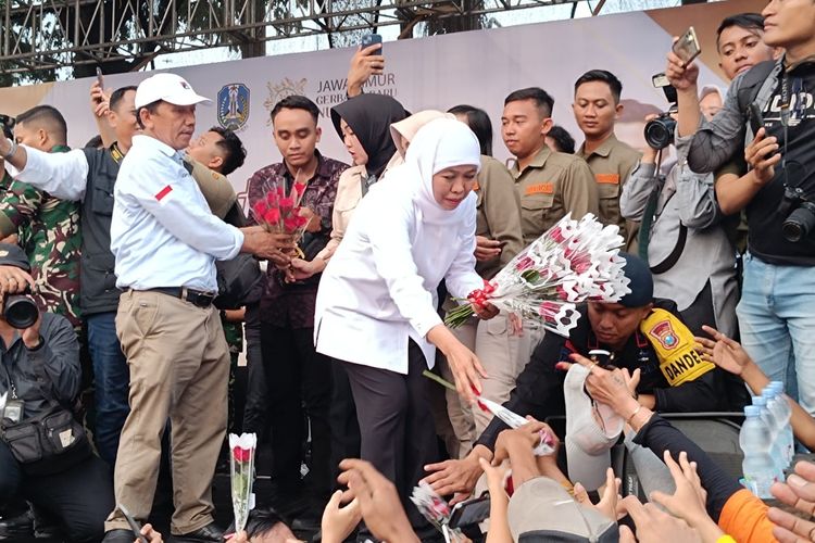 Gubernur Jatim Khofifah Indar Parawansa membagikan bunga mawar kepada buruh yang menggelar aksi di depan kantor Gubernur Jatim, Kamis (1/5/2025).