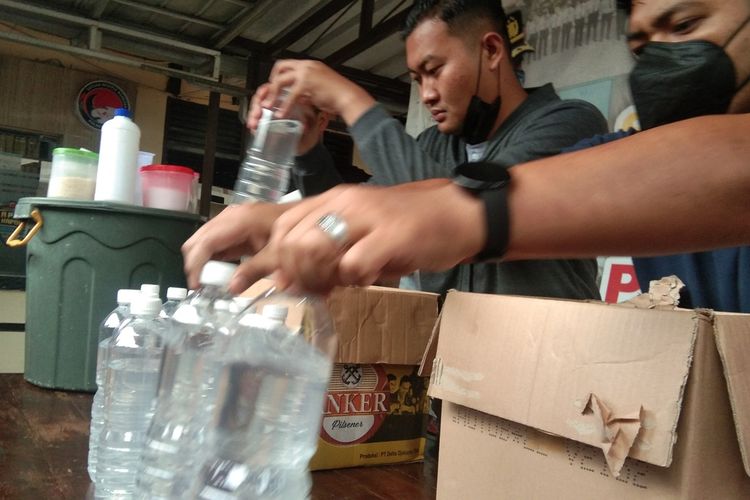 Polisi menyita 76 botol miras oplosan yang tewaskan 9 orang di Karawang, Jawa Barat.