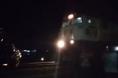 Pikap Ditabrak Kereta Joglosemarkerto di Kendal hingga Ringsek, 4 Penumpang Selamat