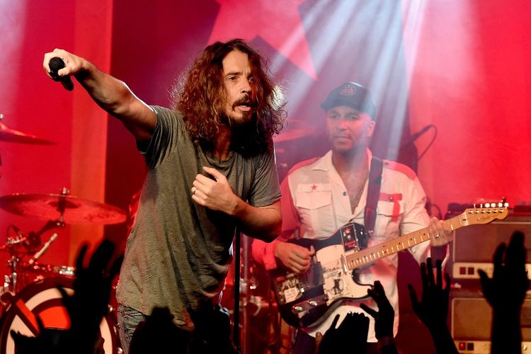 Chris Cornell tampil dalam acara Prophets of Rage and Friends Anti Inaugural Ball di Taragram Ballroom in Los Angeles, California, pada 20 Januari 2017. Cornell meninggal di usia 52 tahun usai tampil bersama Soundgarden di Detroit, Rabu (17/5/2017).