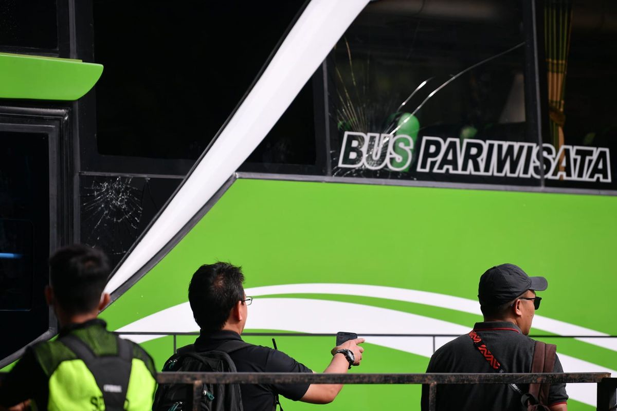 Kaca bus Timnas sepak bola Thailand pecah diduga akibat pelemparan menjelang pertandingan melawan Indonesia, Kamis (29/12/2022). 