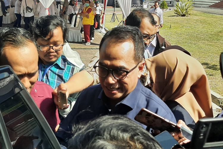 Menteri Perhubungan (Menhub) Budi Karya Sumadi saat menemui wartawan usai membuka Pelatihan Pembelajar Sukses Mahasiswa Baru (PPSMB) Pionir Universitas Gadjah Mada (UGM), Senin (31/07/2023).