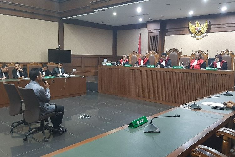 Mantan Direktur Utama PT MRA Soetikno Soedarjo mendengarkan dakwaan jaksa dalam sidang di Pengadilan Tipikor Jakarta, Kamis (26/12/2019).