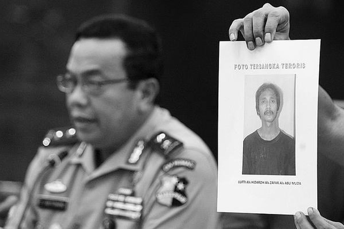 Kepala Divisi Humas Polri Inspektur Jenderal Edward Aritonang memberikan keterangan kepada wartawan di Mabes Polri, Jakarta, Senin (12/4), berkaitan dengan penangkapan enam teroris Aceh, yang terdapat dalam daftar pencarian orang, di Medan.