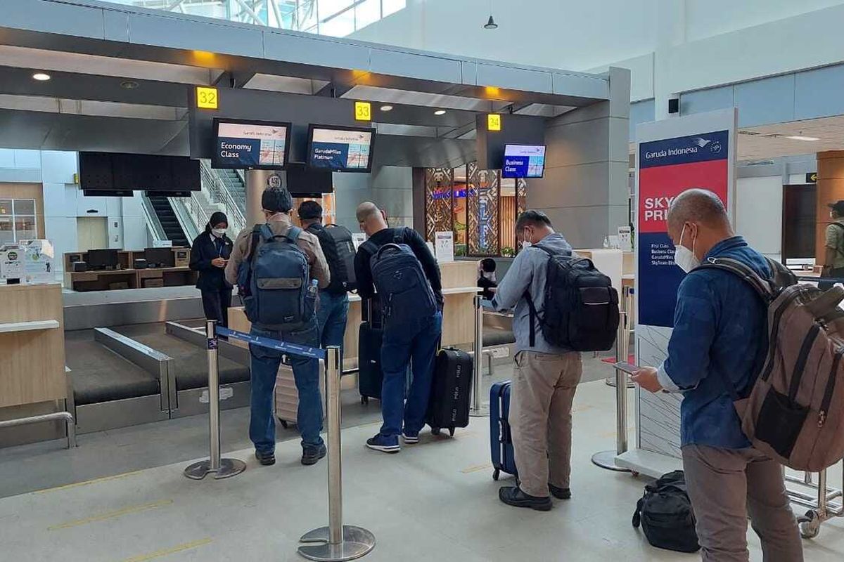 Suasana penumpang di cek tiket pesawat Bandara Internasiona Lombok. 