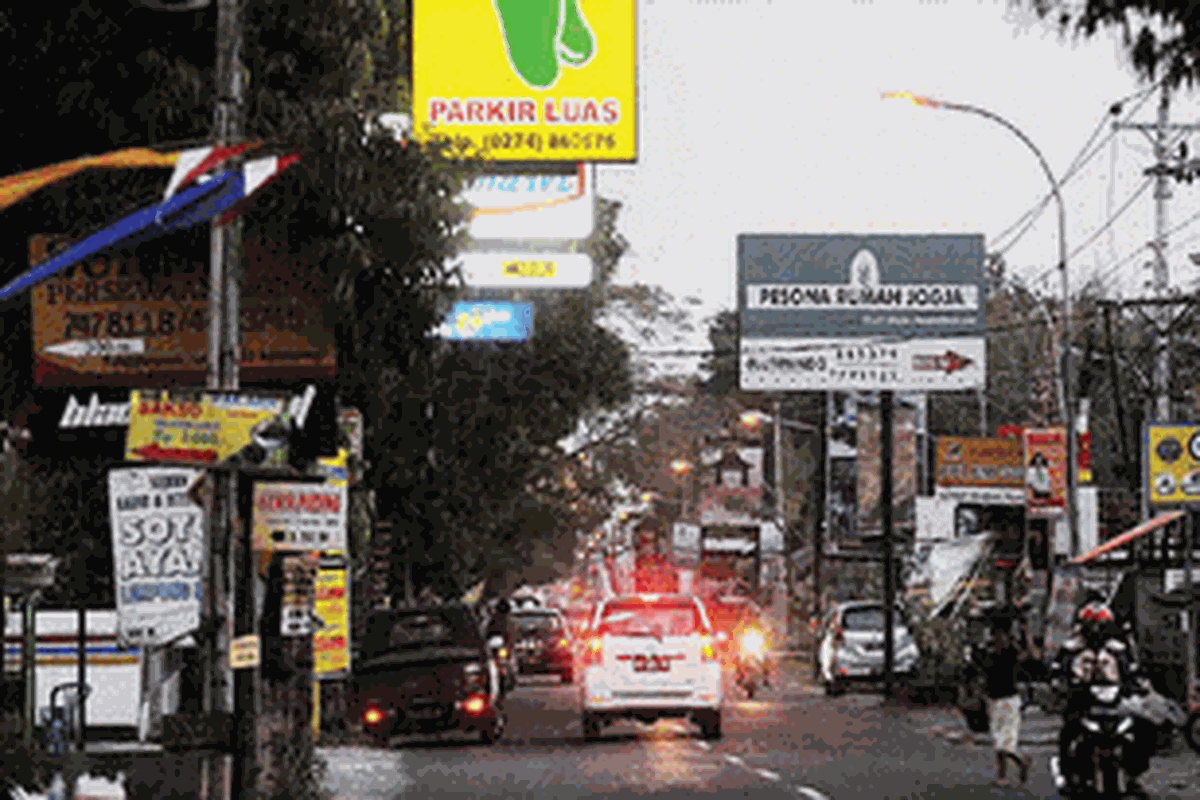 Tempat usaha kuliner di Yogyakarta semakin banyak bermunculan di sejumlah tempat, salah satunya di Jalan Palagan Tentara Pelajar, Kamis (9/8/2012).  