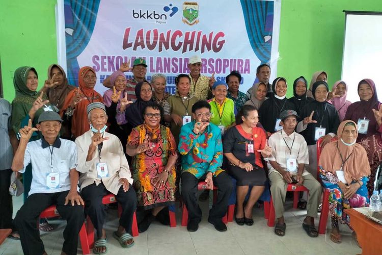 Para lansia, saat mengikuti pembukaan Sekolah Lansia pertama di negeri tapal batas Kabupaten Keerom, Papua, Kamis (29/2/2024).