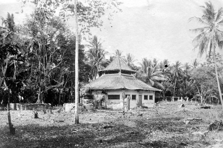 Masjid Angke, 1921. Sekelilingnya masih kebon, banyak berpohon-pohon. 