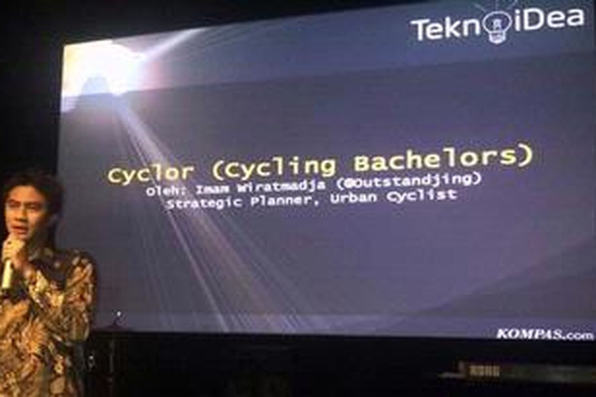 Strategic Planner Cycling Bachelor Imam Wiratmadja memberikan penjelasan mengenai komunitas bersepeda di Jakarta saat ajang Kompas Tekno Idea di XXI Lounge, Jakarta, Kamis (29/3/2012)