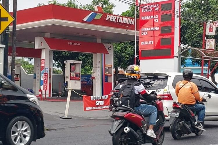 Situasi SPBU di Jalan Kaliurang Km 5,7 Kabupaten Sleman yang tidak beroperasi. Di pintu masuk terdapat spanduk dengan tulisan Mohon Maaf SPBU Sedang Dalam Masa Perbaikan