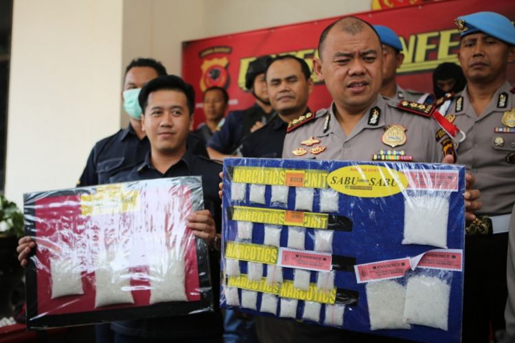 Kepala Polres Bogor Ajun Komisaris Besar AM Dicky menunjukkan sabu-sabu yang diamankan di Mapolres Bogor, Kamis (14/2/2019).