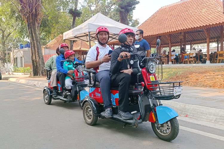 Sepeda listrik di Taman Mini Indonesia Indah (TMII), Jakarta Timur, Minggu (3/9/2023).