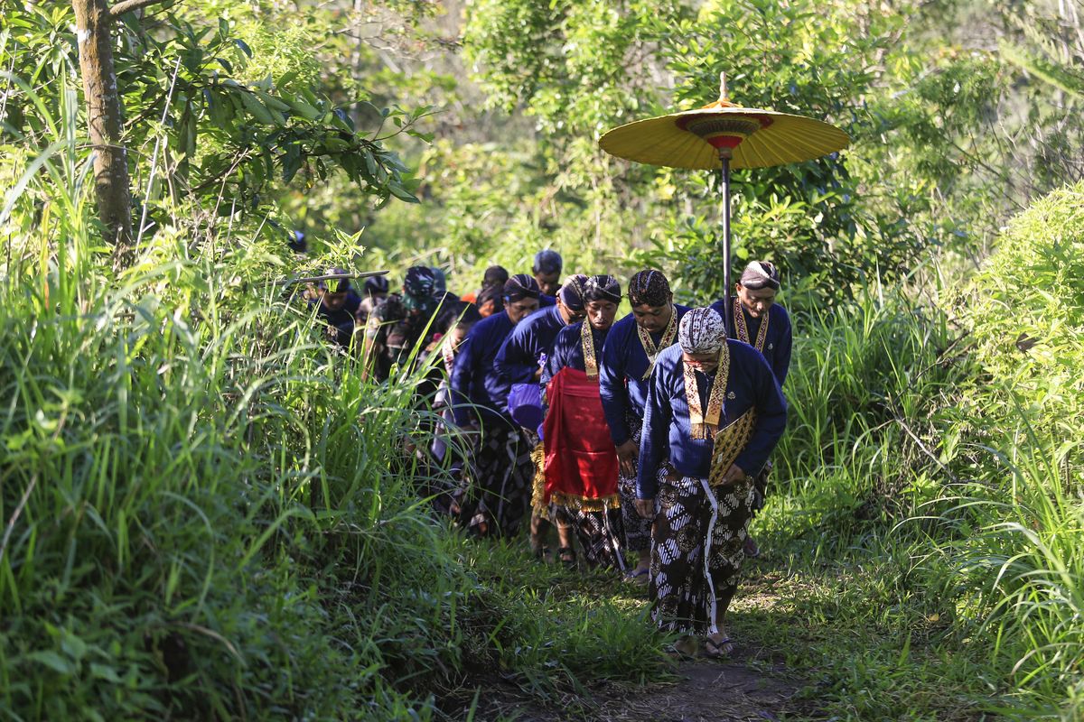 Abdi dalem Keraton Yogyakarta membawa uba rampe menuju Bangsal Srimanganti saat upacara Labuhan Merapi di Sleman, DI Yogyakarta, Senin (12/2/204). Upacara Labuhan Merapi yang diikuti abdi dalem dan masyarakat tersebut merupakan rangkaian peringatan bertahtanya Sri Sultan Hamengku Buwono X. 