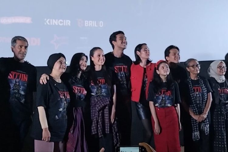 Para pemain film Sijjin berpose setelah acara konferensi pers di Epicentrum, Jakarta Selatan, Selasa (7/11/2023). 