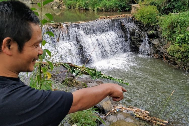 Nurdin menunjukkan lokasi dua anak ditemukan tewas tenggelam di Bendungan Cimerong, Sungai Cigunung, Desa Sukasari, Kecamatan Cisaat, Sukabumi, Jawa Barat, Rabu (17/6/2020).