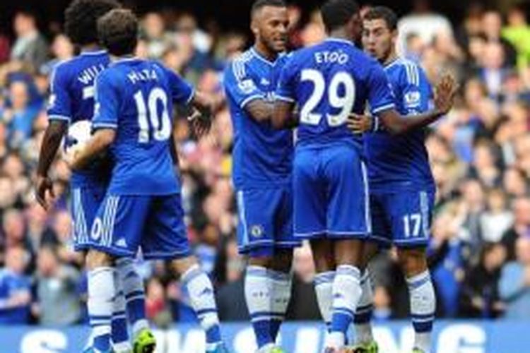 Para pemain Chelsea merayakan gol yang dicetak Eden Hazard (paling kanan) ke gawang Cardiff City dalam lanjutan Premier League, di Stadion Stamford Bridge, London, Sabtu (19/10/2013).