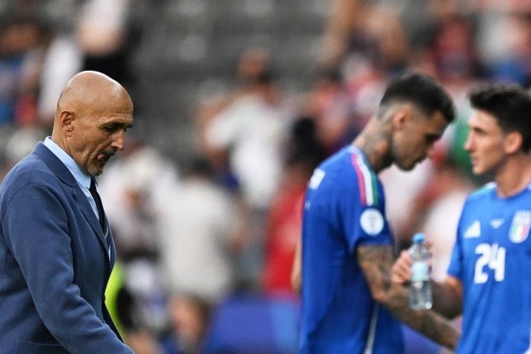 Luciano Spaletti menunjukkan ekspresi kecewa usai laga 16 besar Euro 2024 antara Swiss vs Italia di Olympiastadion, Berlin, Jerman, 29 Juni 2024. (Photo by Kirill KUDRYAVTSEV / AFP)