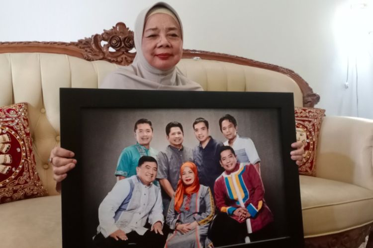 Profesor Ummu Salamah bersama foto dirinya dan enam anaknya saat ditemui di rumahnya, Rabu (21/12/2022)