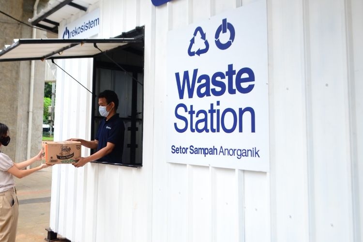 Pengantaran sampah ke Waste Rekosistem Station, yang ada di salah satu perumahan di Jakarta, Kamis (2/6/2022).