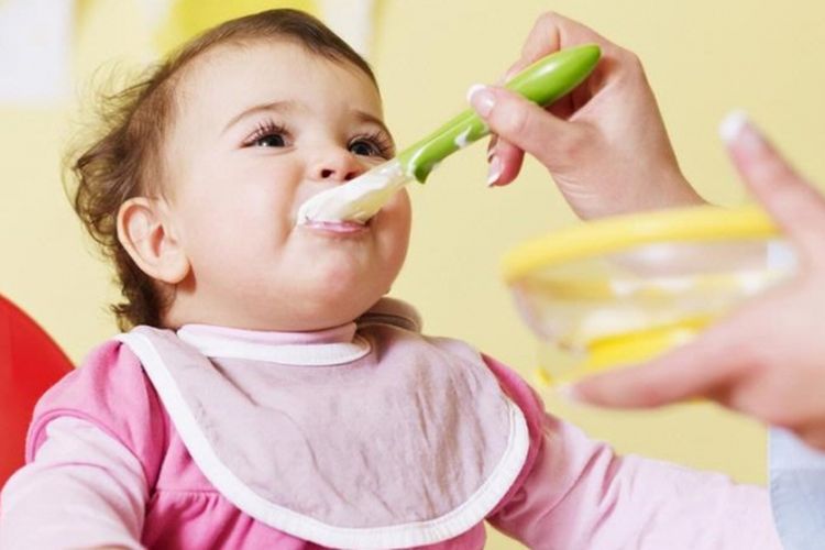 Orangtua penting memperhatikan asupan makanan anaknya karena kekurangan gizi menyebabkan stunting.