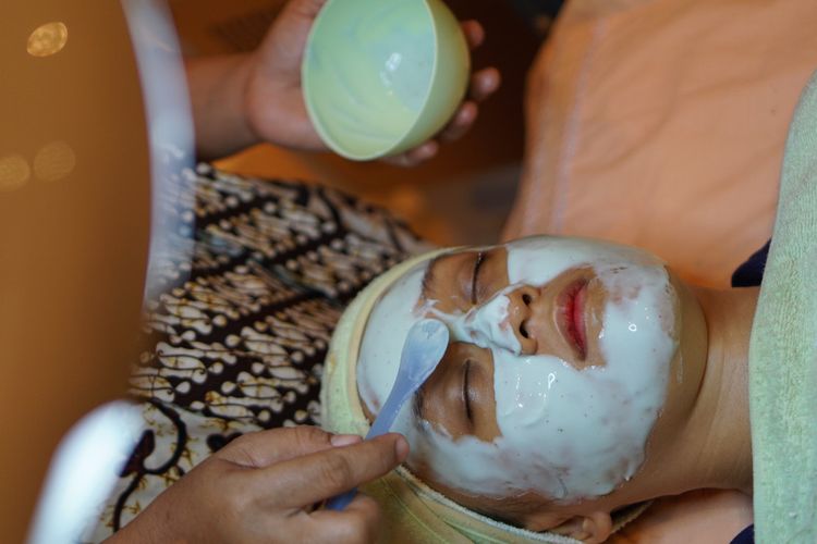 Salah satu langkah dalam perawatan Red Carpet Oxygen Facial di Insta Beauty Center, Jakarta. 