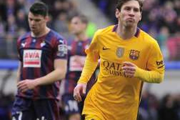 Penyerang Barcelona asal Argentina, Lionel Messi (kanan), melakukan selebrasi setelah mencetak gol ke gawang Eibar pada pertandingan La Liga di Stadion Ipurua, Eibar, Minggu (6/3/2016).