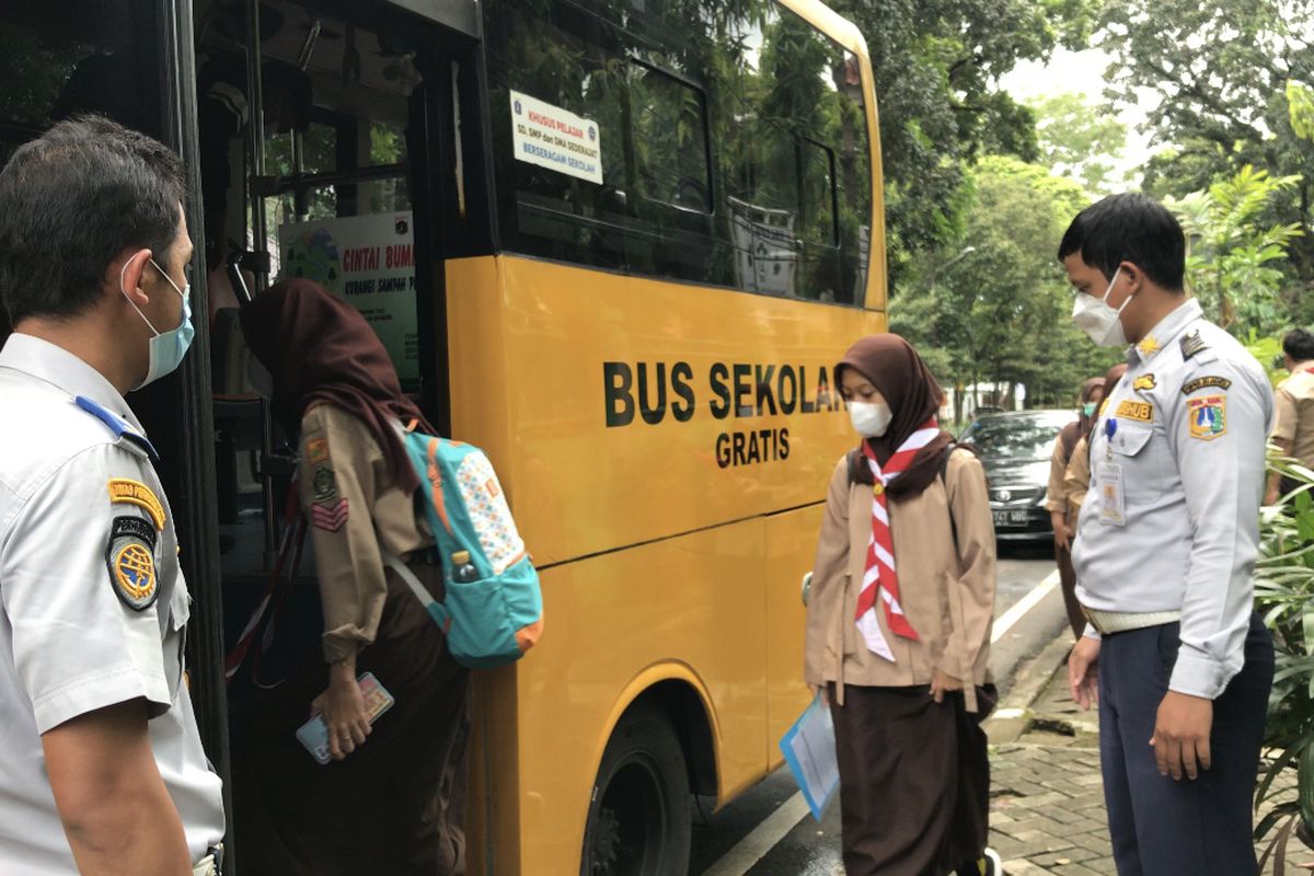 Siswa SMK Negeri 15 Jakarta menggunakan bus sekolah untuk pulang ke rumah setelah melakukan uji coba belajar tatap muka pada Rabu (7/4/2021).