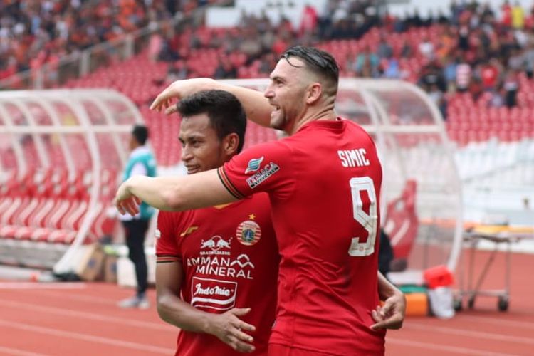 Osvaldo Haay merayakan gol bersama Marko Simic pada laga Persija Jakarta vs Borneo FC yang digelar di Stadion Utama Gelora Bung Karno, Jakarta, Minggu (1/3/2020).